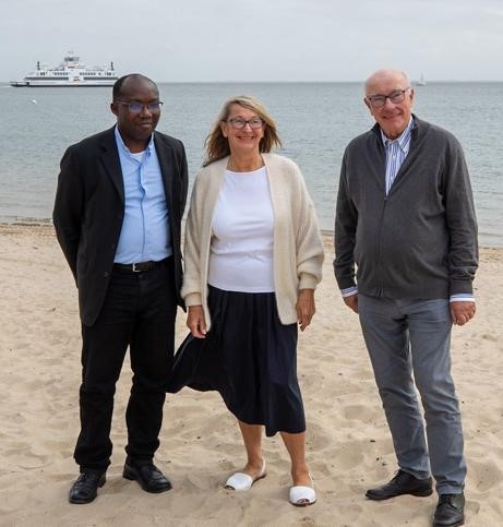 Unser Vorstand am Strand in Norddeutschland. Von links Germain Gouèn, Sybille Rotermund und Klaus Pott.