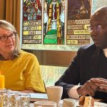 Unsere Vorstände Sybille Rotermund und Germain Gouén im gemeinsamen Gespräch bei unserer erste Mitgliederversammlung in Wyk auf Föhr.