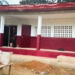 Der Baufortschritt der Schule in Deuk Kamerun im Oktober 2024 mit einem bereits vollständig stehenden Gebäude.