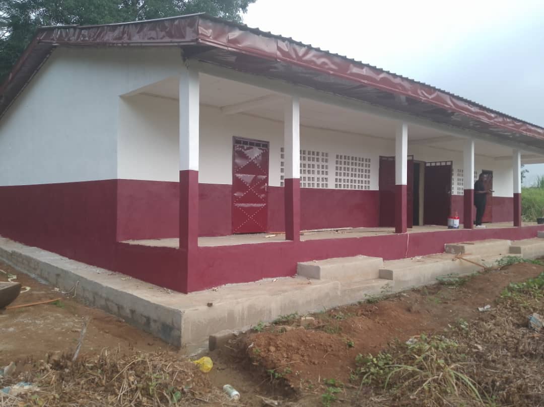 Der Baufortschritt der Schule in Deuk Kamerun im Oktober 2024 mit einem bereits vollständig stehenden Gebäude.