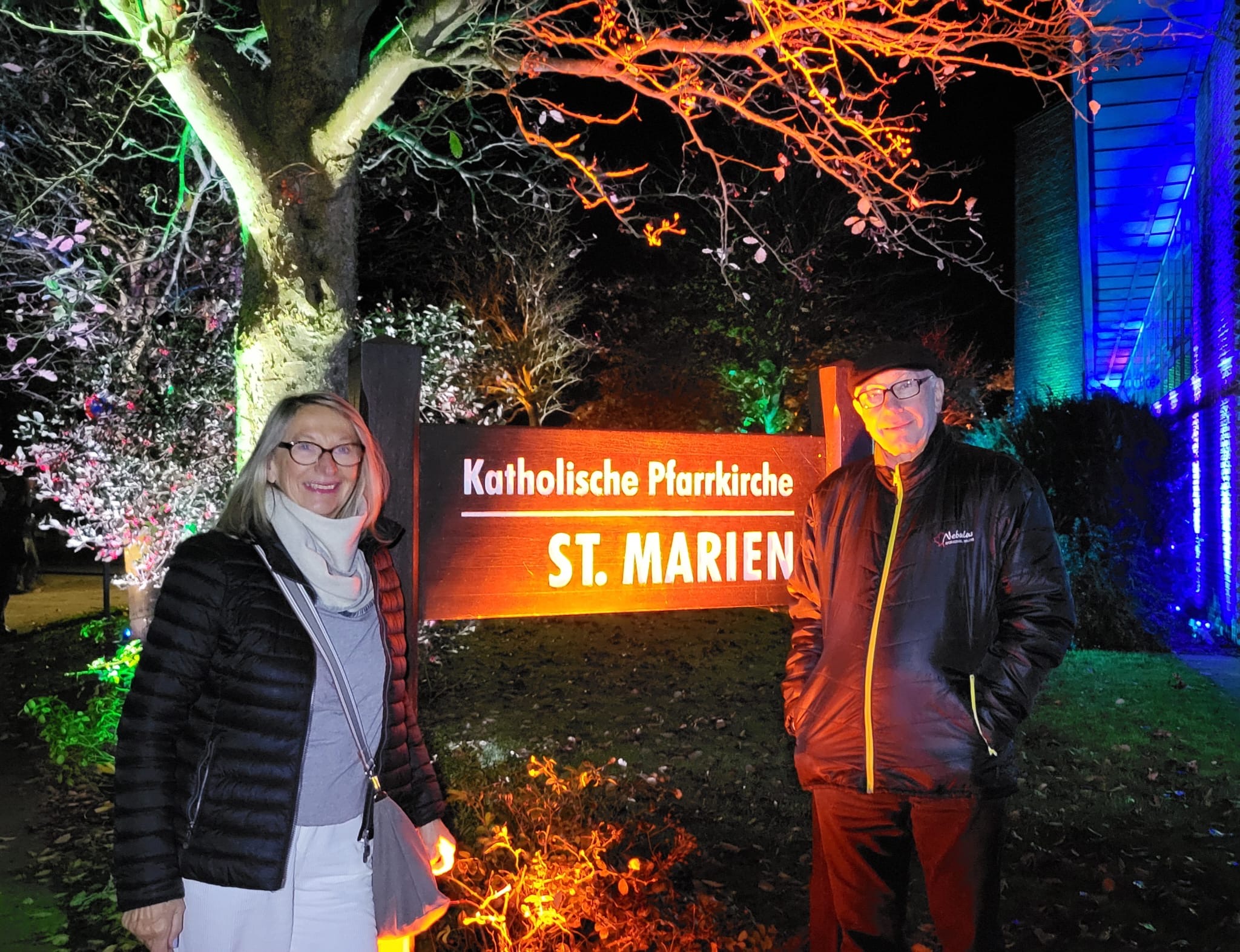 Sybille Rotermund und Klaus Pott vor der St. Marien Kirche in Wyk auf Föhr.
