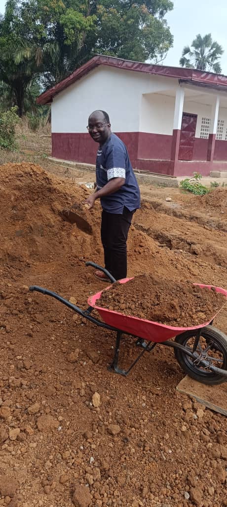 Vorsitzender Germain Gouén auf der Baustelle der Schule in Deuk/Kamerun.