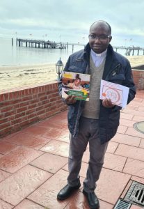 Vorsitzende Germain Gouén stellt den neuen Flyer des Fördervereins vor.