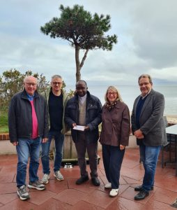 Darius Wamser bei der Übergabe einer Spende durch die Kirchengemeinde St. Marien aus Wyk auf Föhr.