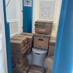 In das WC wurden weitere Sachspenden gestellt, damit der Platz optimal genutzt wurde.