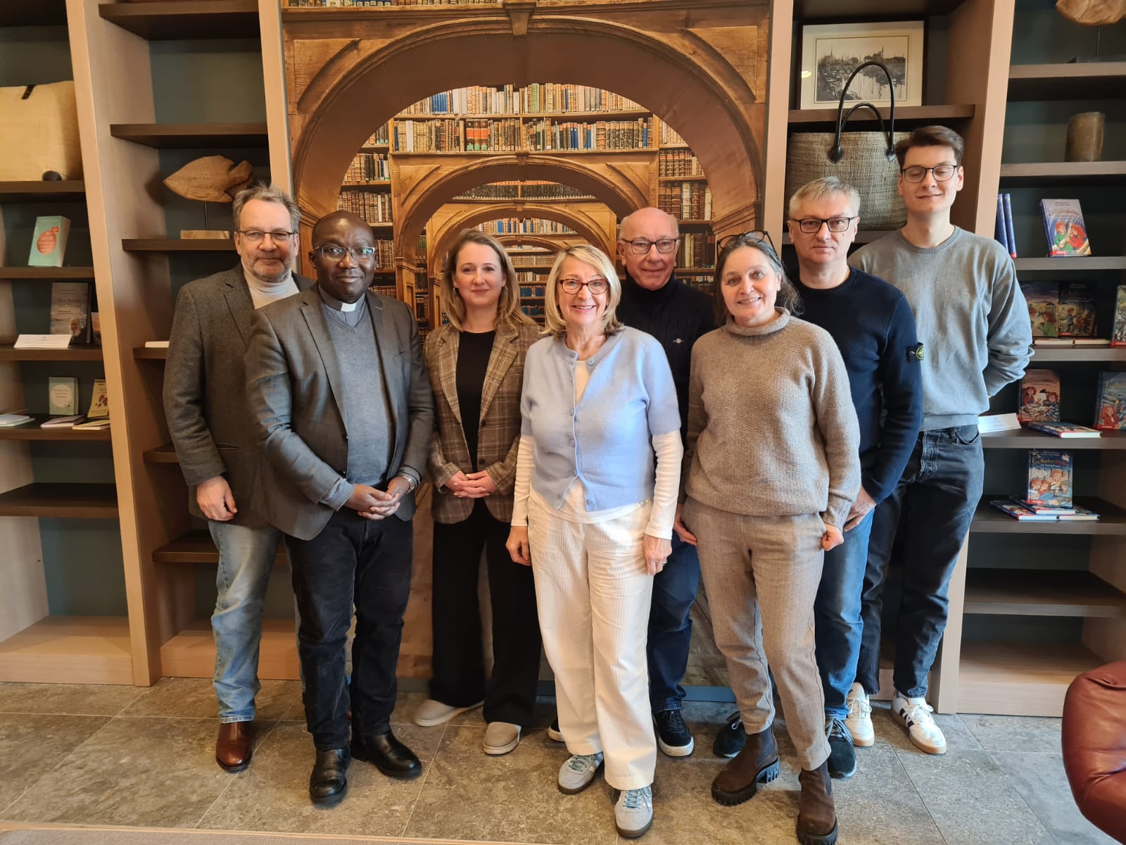 Unsere Mitglieder Wolfgang Laube, Germain Gouèn, Anna Riecke, Sybille Rothermund, Klaus Pott, Malgorzata Wamser, Dariua Wamser und Skade Niquet beim Ablichten für den Zeitungsartikel.