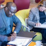 Germain Gouèn und Schirmherrin Anna Riecke beim unterzeichnen.