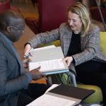 Germain Gouèn und Schirmherrin Anna Riecke bei der Übergabe von Papieren.