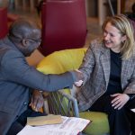 Germain Gouèn und Schirmherrin Anna Riecke reichen sich nach Unterschrift die Hand.